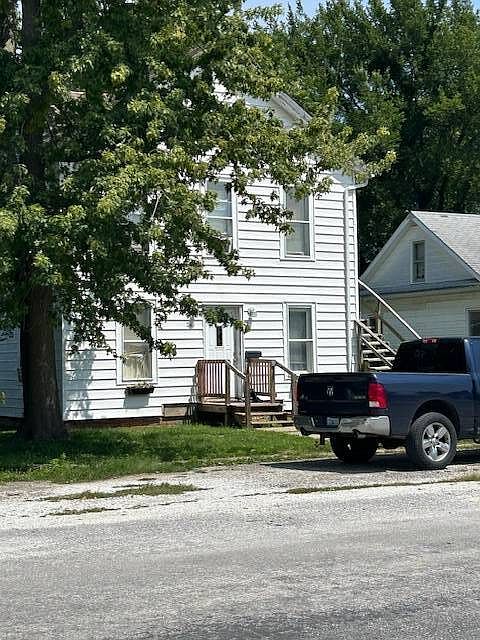 2nd image of 241 E Myrtle St