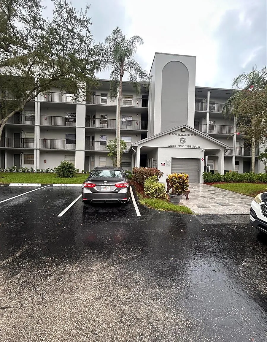 Cambridge At Century Vill — Photo 2