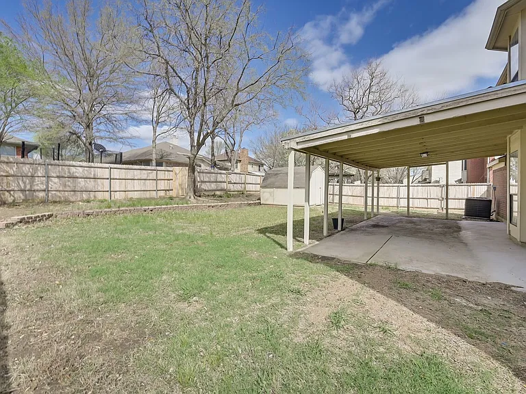 1521 Stratford Dr — Photo 3