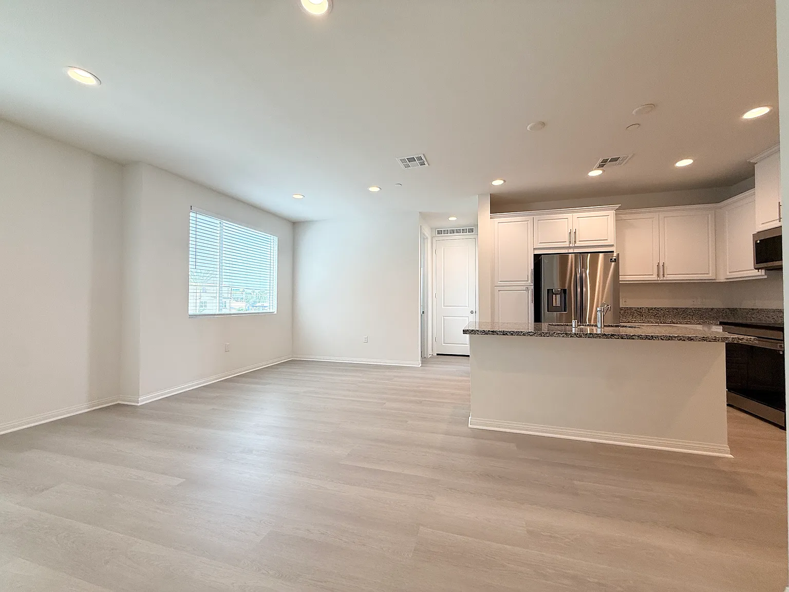 3 bed, 2.5 bath, 1406 sqft, $3,800 — Photo 4