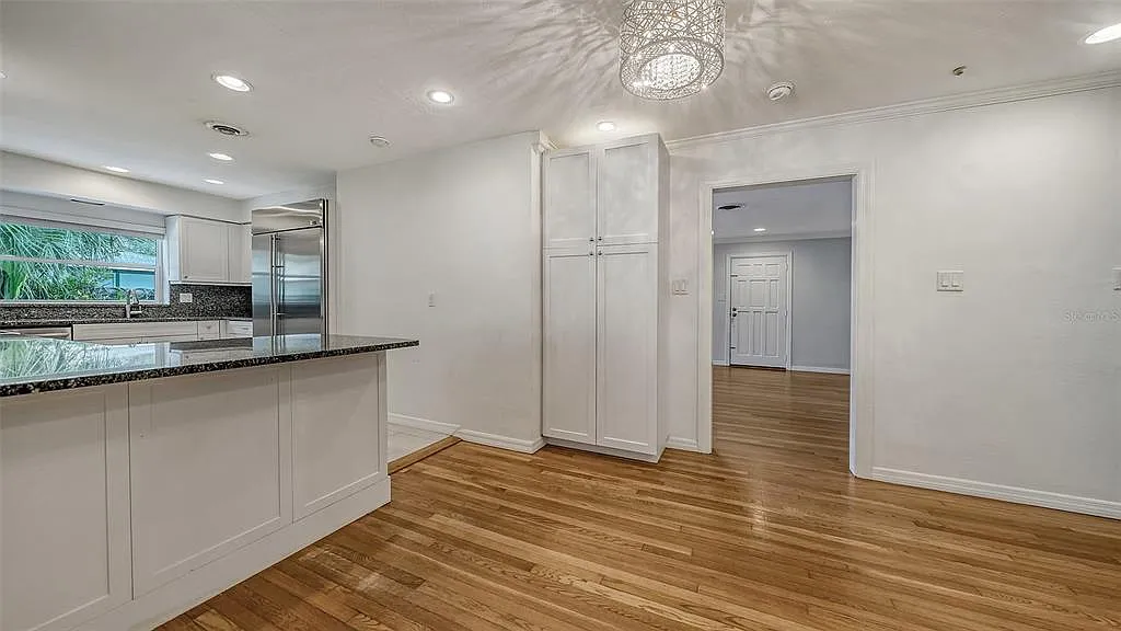 3 bed, 2.0 bath, 2256 sqft, $6,200 — Photo 3