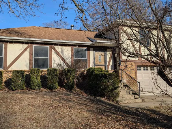 2115 Sunset Dr, Pekin, IL 61554