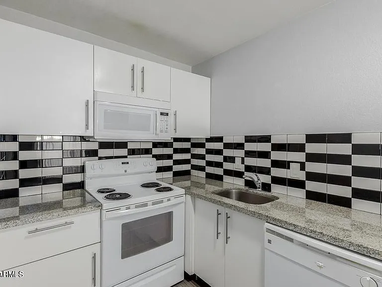 1222 W 4th St #2 — Photo 15