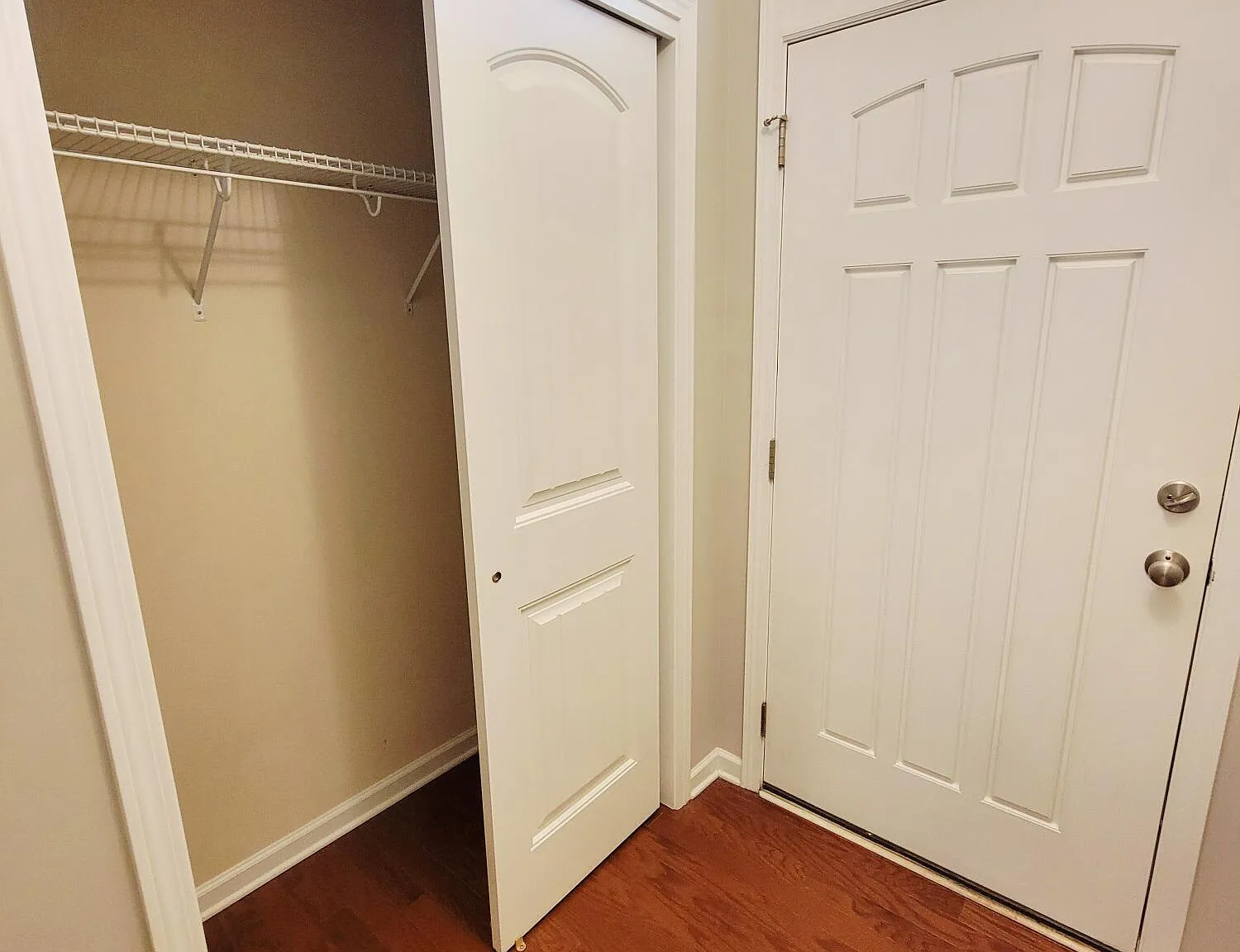 3 bed, 2.5 bath, 1811 sqft, $2,295 — Photo 3