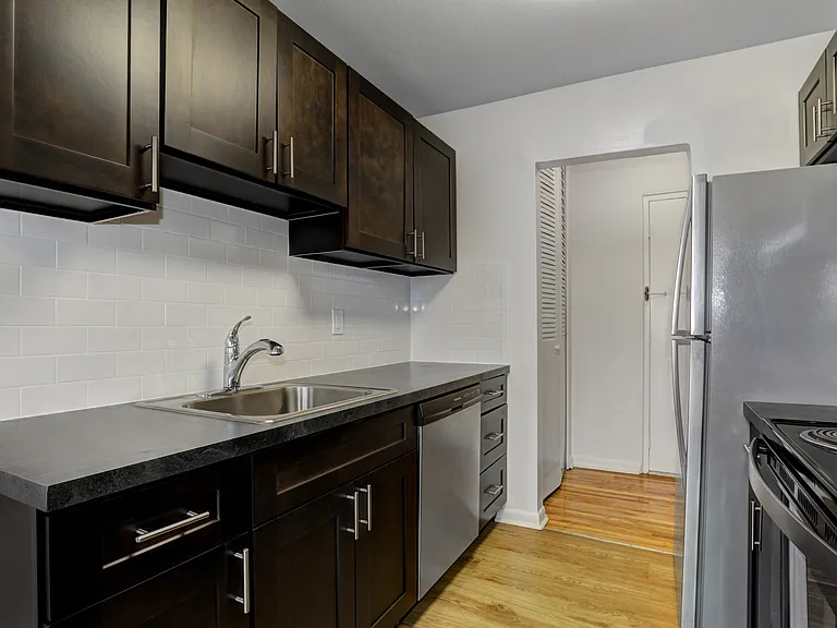 Versailles Apartments — Photo 4