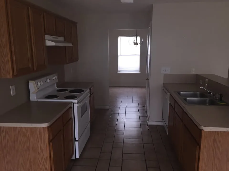 4 bed, 2.5 bath, 1888 sqft, $2,070 — Photo 4