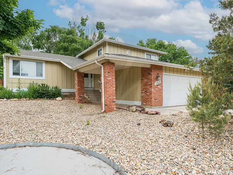 565 Wycliffe Dr — Photo 1