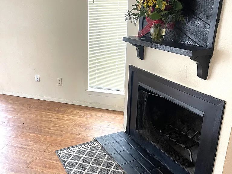 1902 W Loop #A — Photo 9
