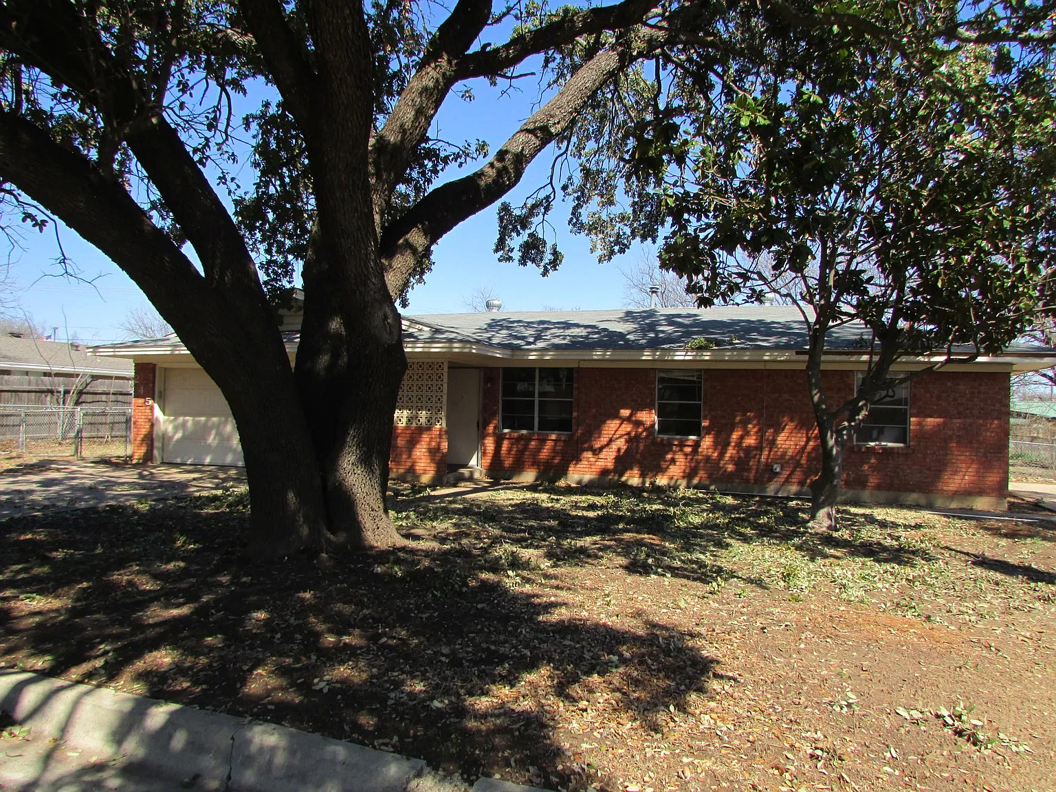 3 bed, 1.5 bath, 2584 sqft, $1,500 — Photo 2