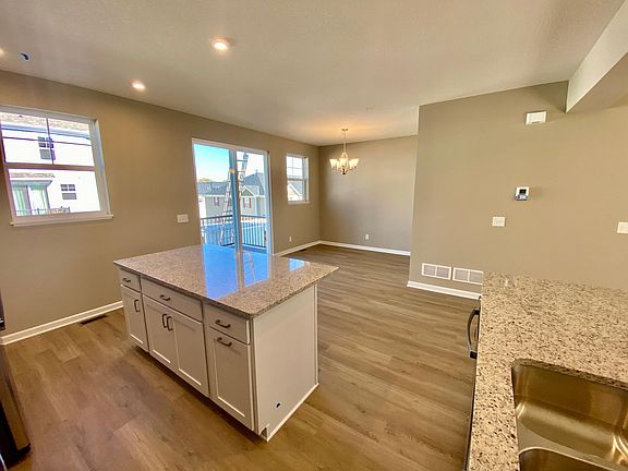 5th image of 823 Roselyn Dr