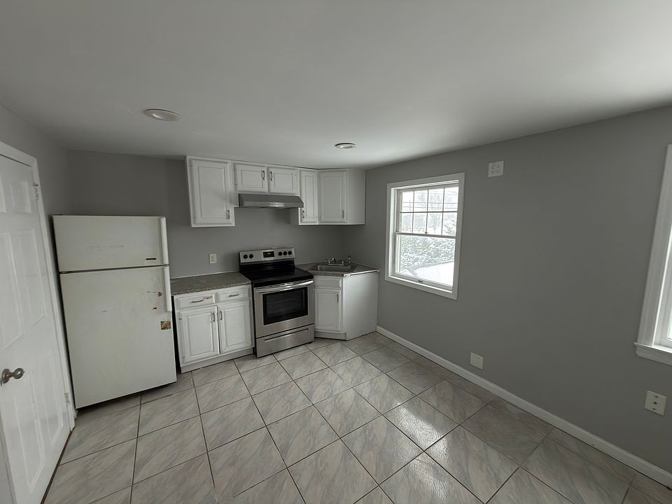 2nd image of 2465 Poppy St