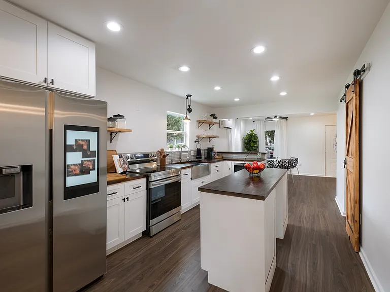 1318 Edison Dr — Photo 4