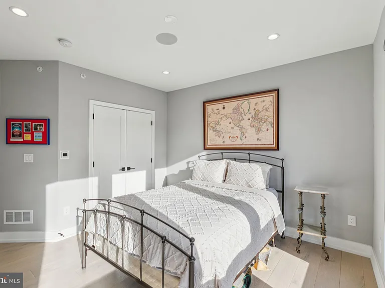 527 Brown St — Photo 17