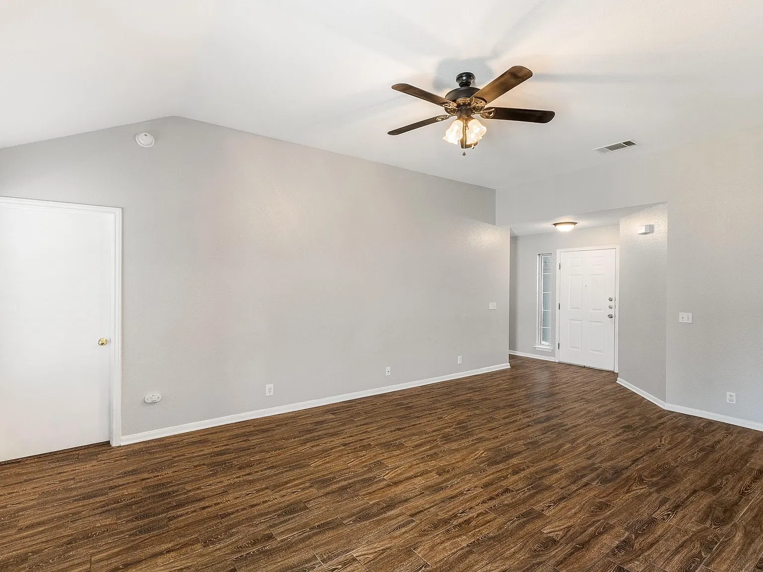3 bed, 2.0 bath, 1207 sqft, $1,595 — Photo 2