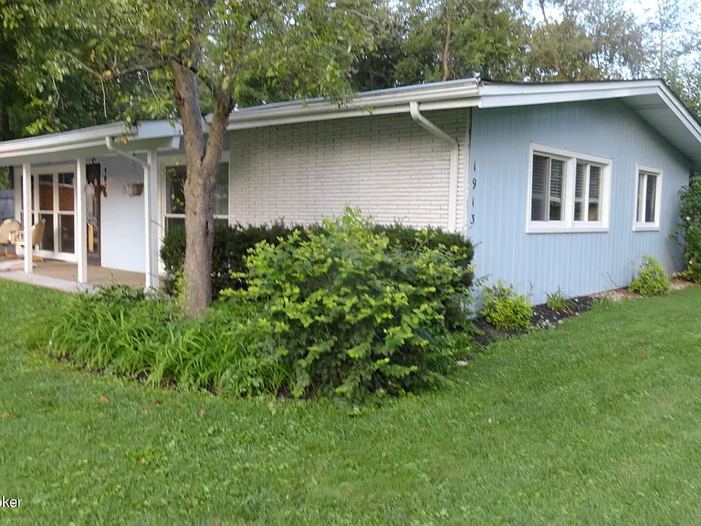1913 Claremoor Dr — Photo 3