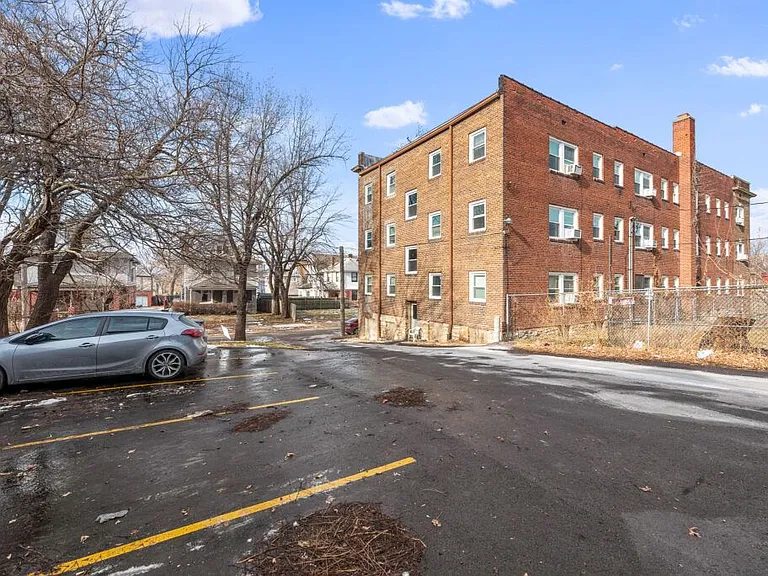 901 E Linwood Blvd — Photo 4