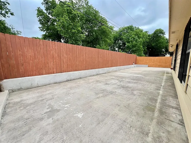 1408 California Pkwy N — Photo 11