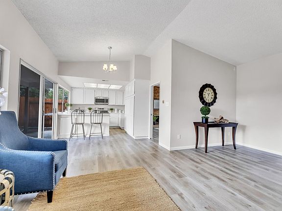 5th image of 2879 Londonderry Dr