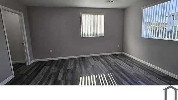 4th image of 132 E Maple St