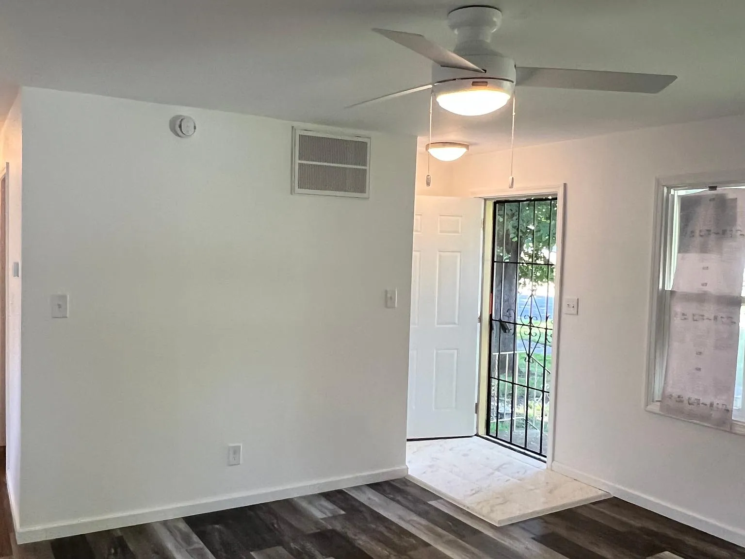 3 bed, 960 sqft, $1,600 — Photo 2