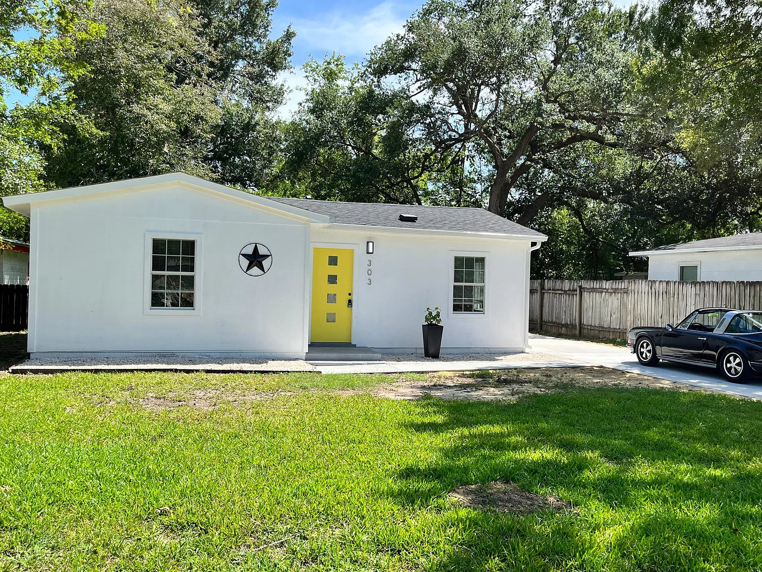 303 W Francis St — Photo 2
