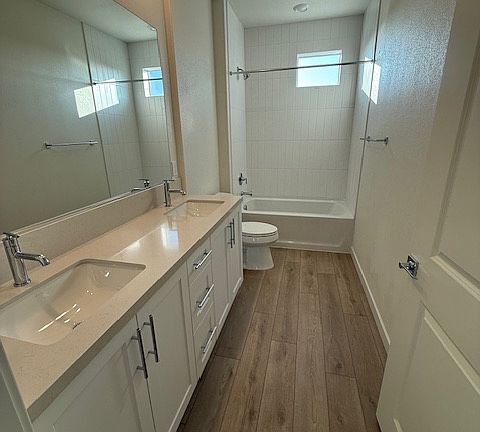 Upstairs dual sinks in secondary bathroom