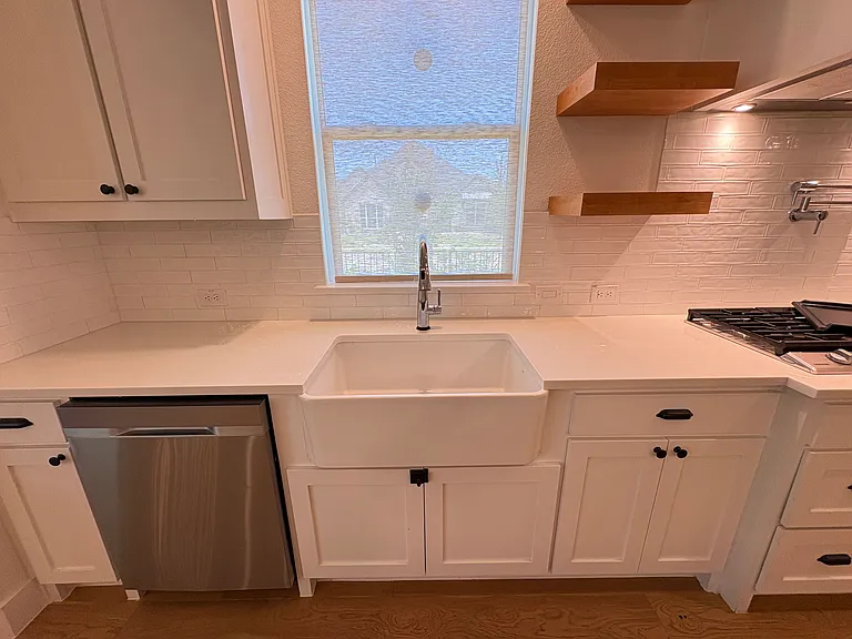 1451 Maplewood Dr — Photo 9