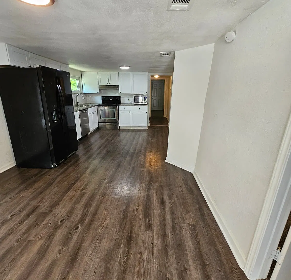 3 bed, 1300 sqft, $1,650 — Photo 2
