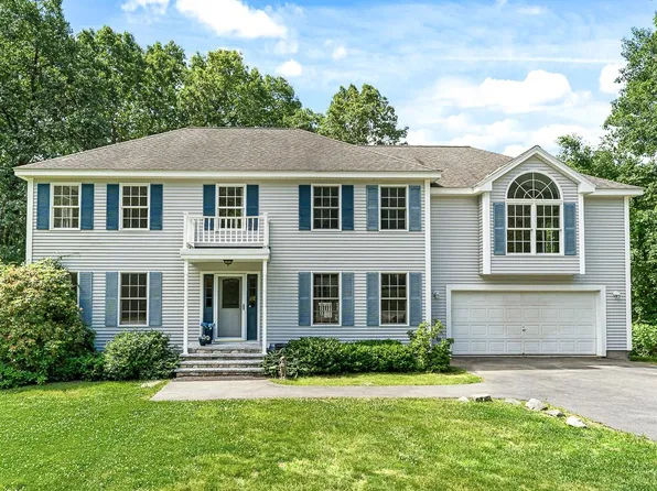 105 Wyndridge Circle, Pelham, NH 03076
