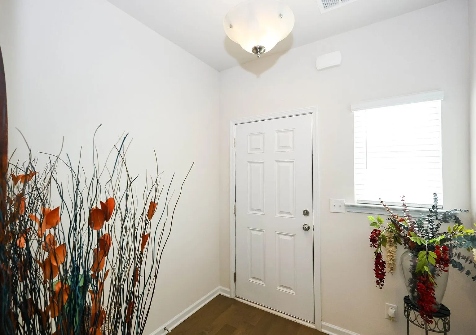 Unfurnished Townhome Wooded Backyard — Photo 3