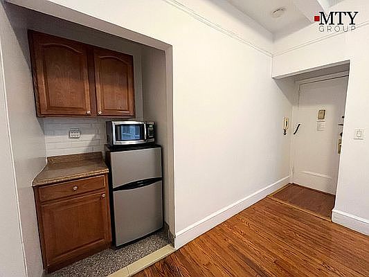 3rd image of 155 E 52nd St #3OK
