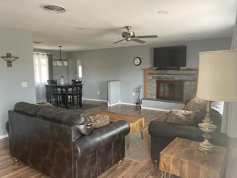 615 Virginia Ct — Photo 2