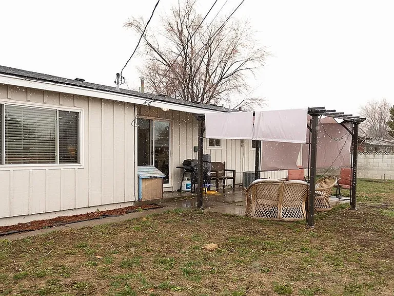 1110 Phelps Cir — Photo 17