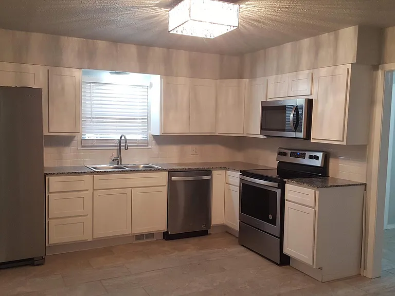 504 S Walnut St — Photo 2