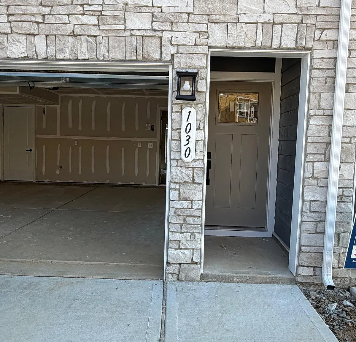 3 bed, 2.5 bath, 2012 sqft, $2,195 — Photo 1