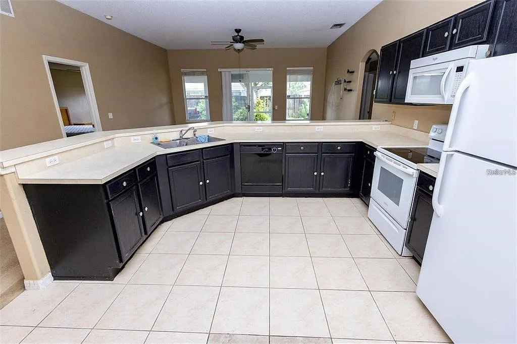 Building Photo - 818 Carrousel Ln