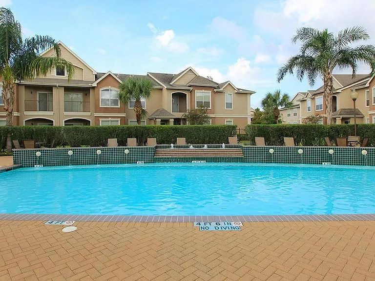Las Palmas Apartments — Photo 11