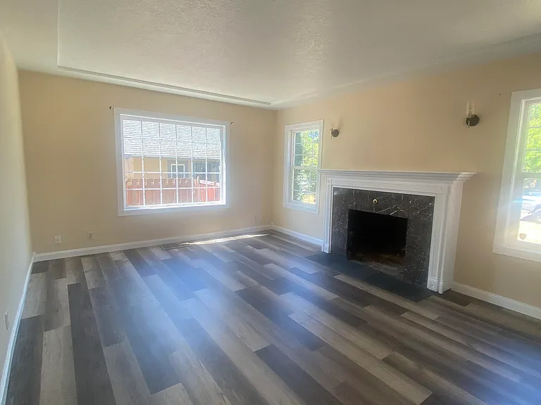 1620 Broadway St NE — Photo 4