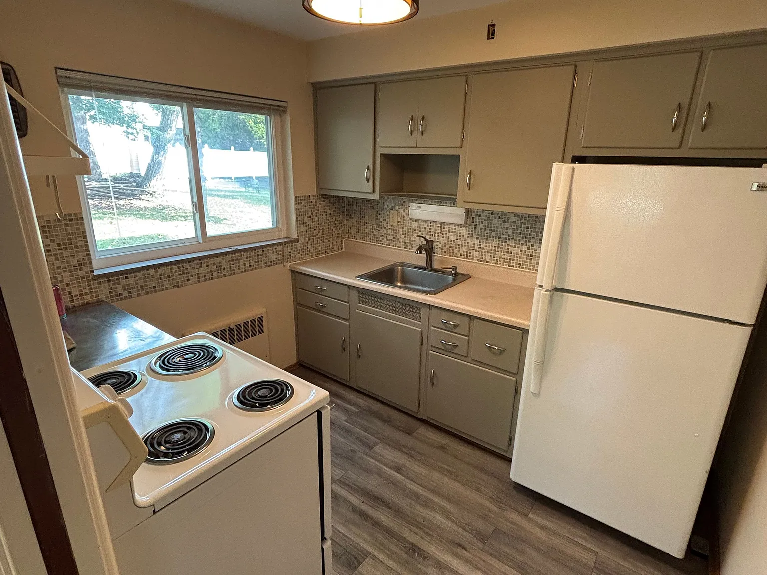 2 bed, 1.0 bath, 775 sqft, $1,300 — Photo 3