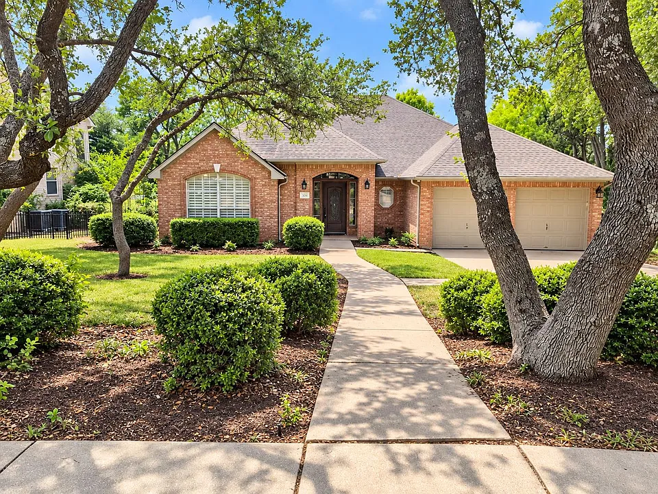 2004 Saint Andrews Dr