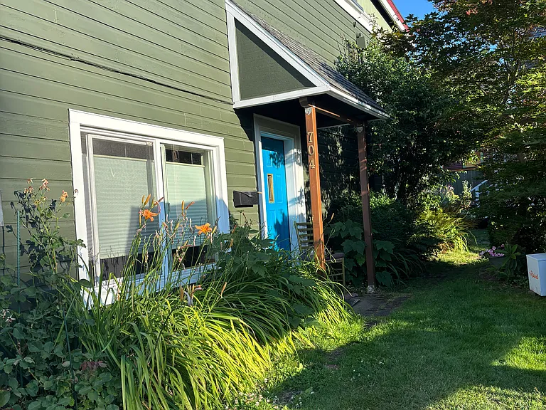 704 Gladstone St — Photo 3