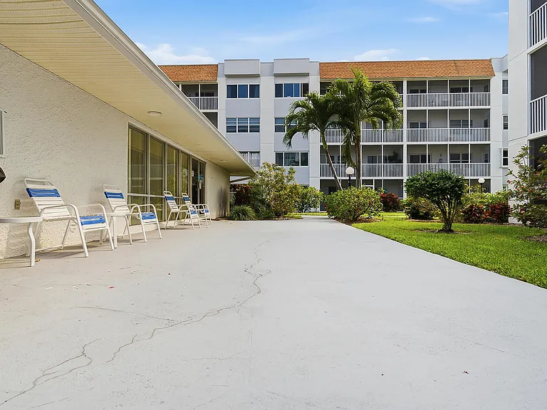 1502 S Lakeside Dr #302 — Photo 22
