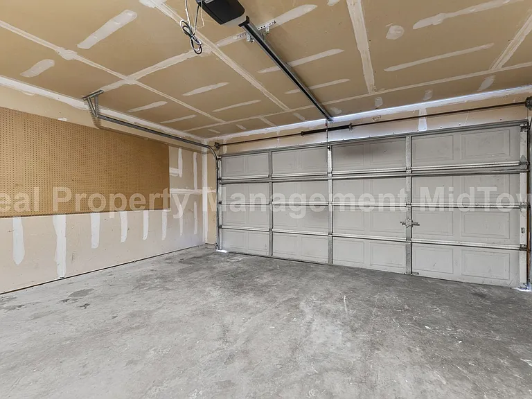 6100 Wall St — Photo 19
