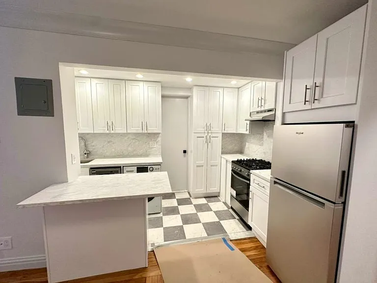 340 E 66th St #1A — Photo 4