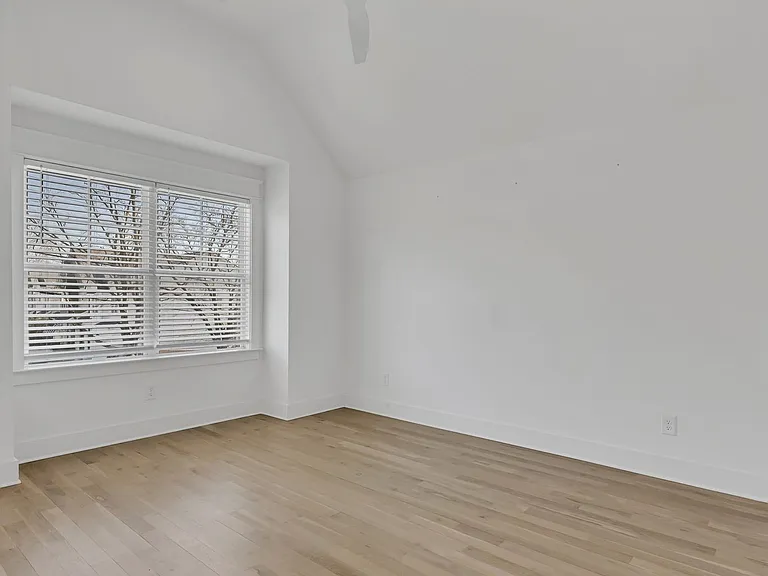 611B James Ave — Photo 32