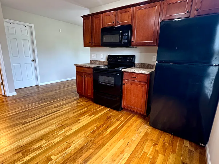 641 Hampton Way #B — Photo 7