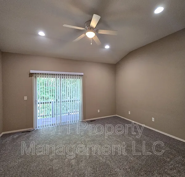 2146 N Woodlawn Blvd — Photo 22