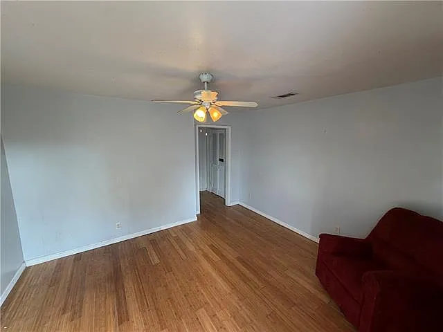 3 bed, 1.0 bath, 911 sqft, $1,650 — Photo 2