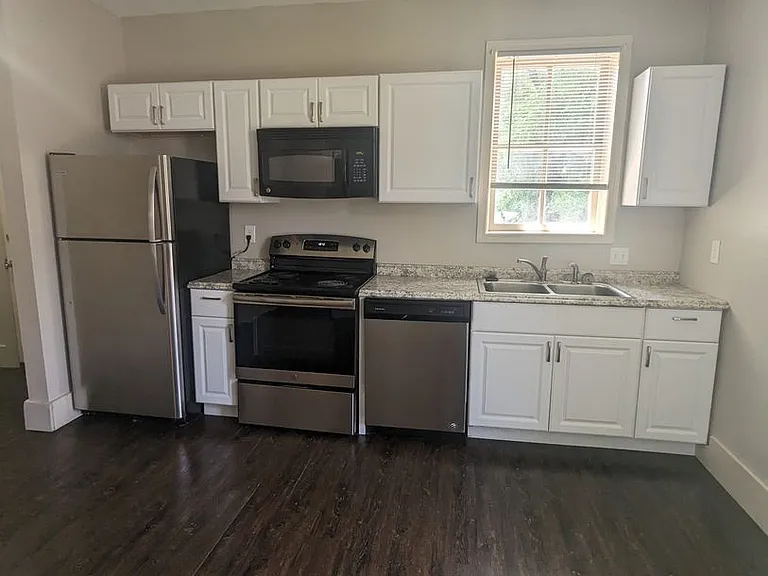 926 Locust St — Photo 15