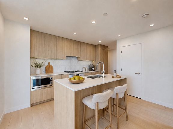5th image of 626 Claremont St #902